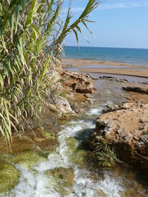 Kleiner Wasserfall fließt ins Meer Kalabriens, Provinz Crotone (Foto: privat)