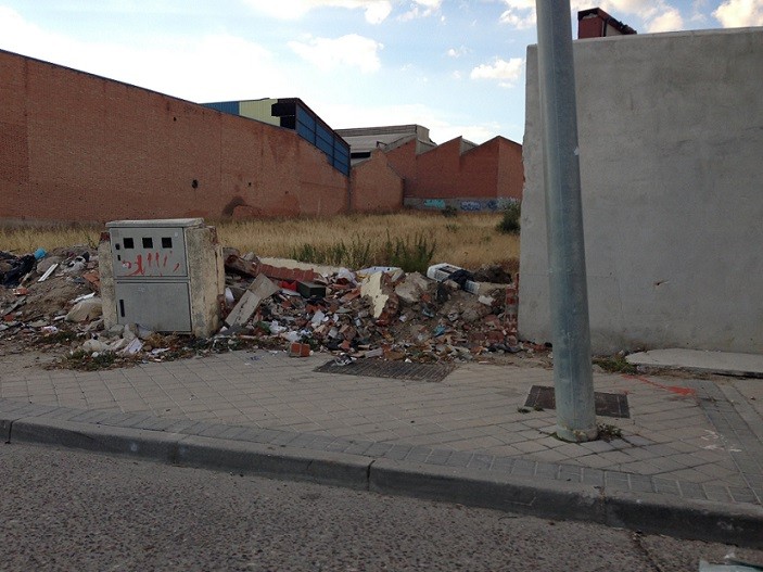 Reyes denuncia con estas fotos la situación de la calle Pirotecnia, llena de escombros y de basura que las personas que se acercan al centro de recogida de Metales que hay en esa calle, desguazan antes de entregar los materiales y dejan todo tirado.