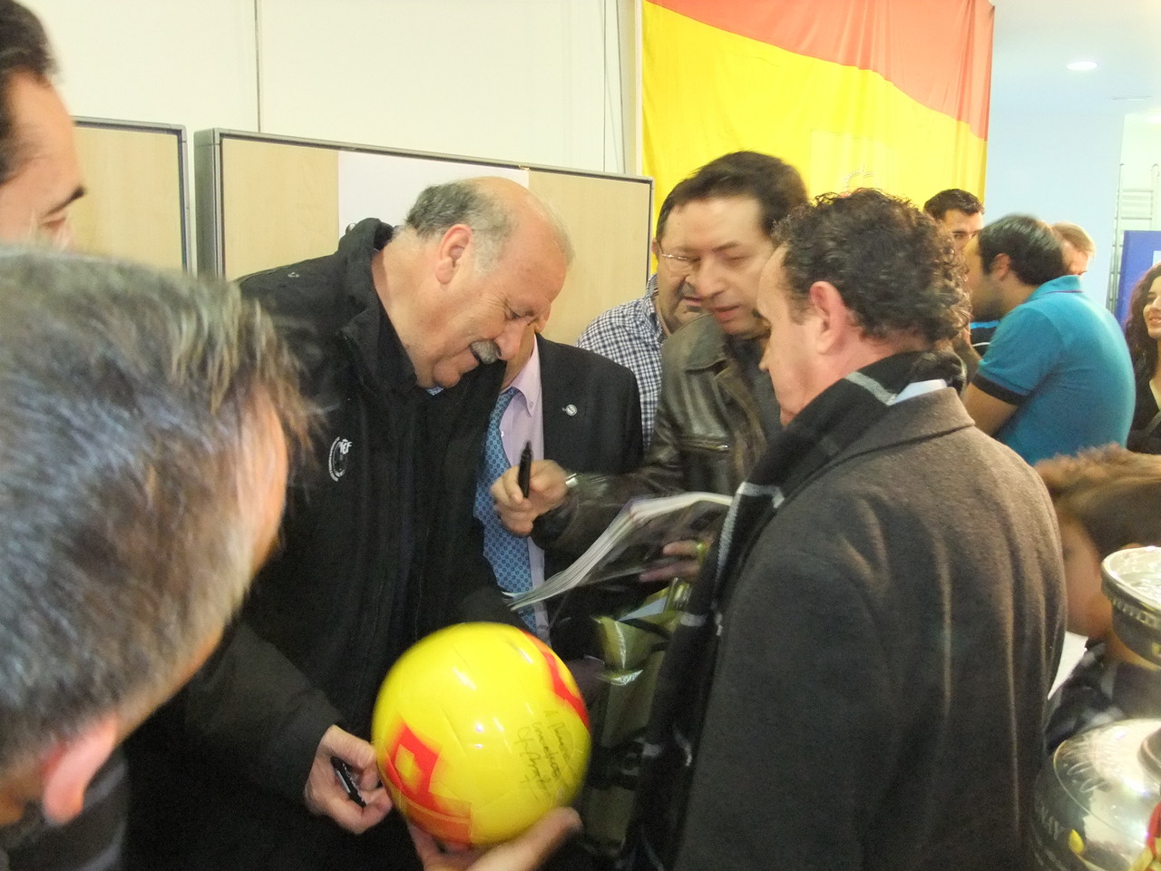 3 de enero de 2013. Visita de Vicente del Bosque a la exposición 'Historia de las Eurocopas' en el Centro Cultural El Madroño (Imagen: Valentín González,Vicus Albus)