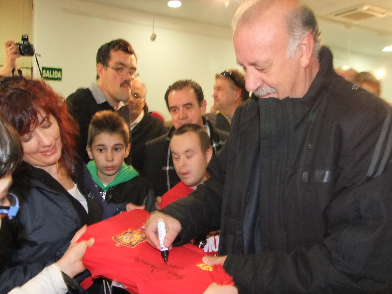 3 de enero de 2013. Visita de Vicente del Bosque a la exposición 'Historia de las Eurocopas' en el Centro Cultural El Madroño (Imagen: Valentín González,Vicus Albus)