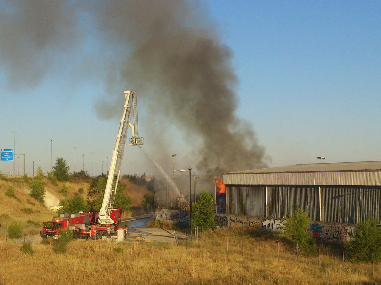 4 de agosto de 2013. Incendio en la empresa de reciclaje de papel CARPA (Imágenes enviadas por Joseba)