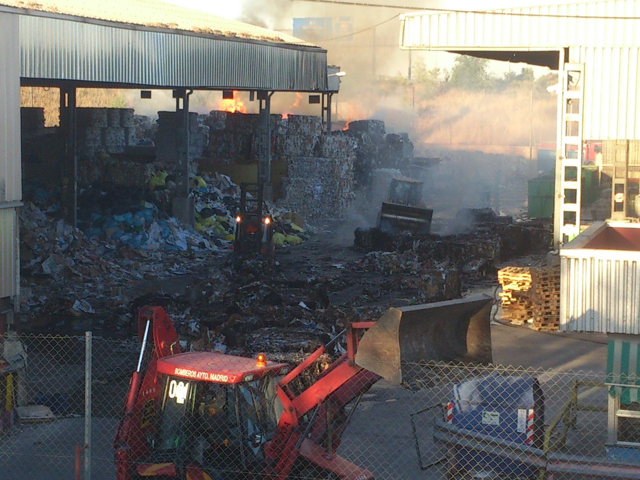 4 de agosto de 2013. Incendio en la empresa de reciclaje de papel CARPA (Imágenes enviadas por Joseba)