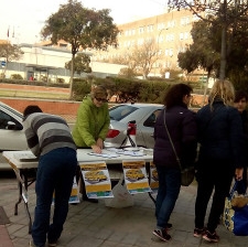 Recogida de firmaas en Valdebernardo