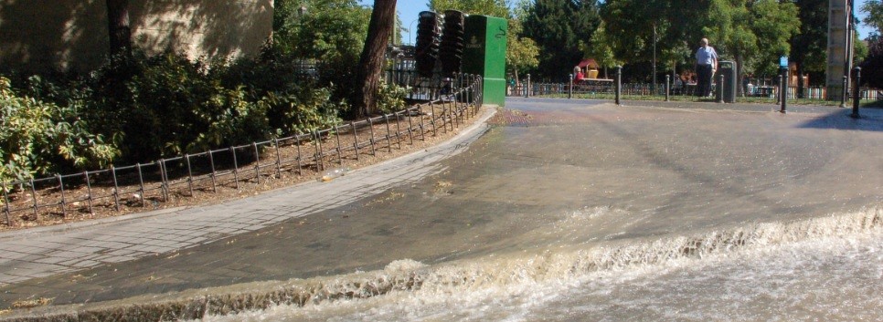 Rotura de una tubería en Camino Viejo de Vicálvaro (Imagen: El Distrito)