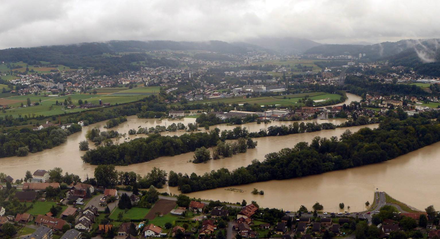 2007 - Hochwasser, unten Lauffohr, Mitte Vogelsang (Quelle: luftbilder-der-schweiz.ch)