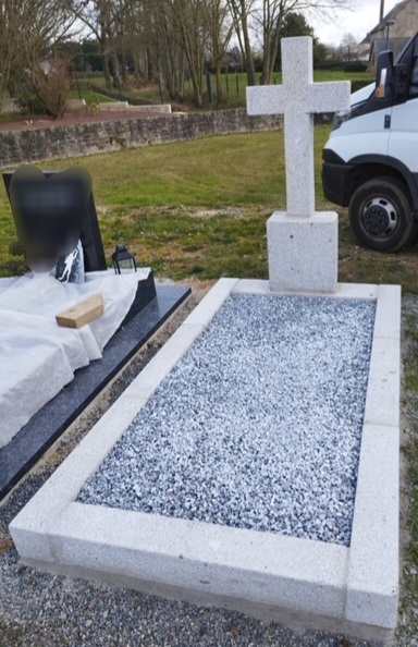 Monument funéraire granit gris bleu bouchardé 