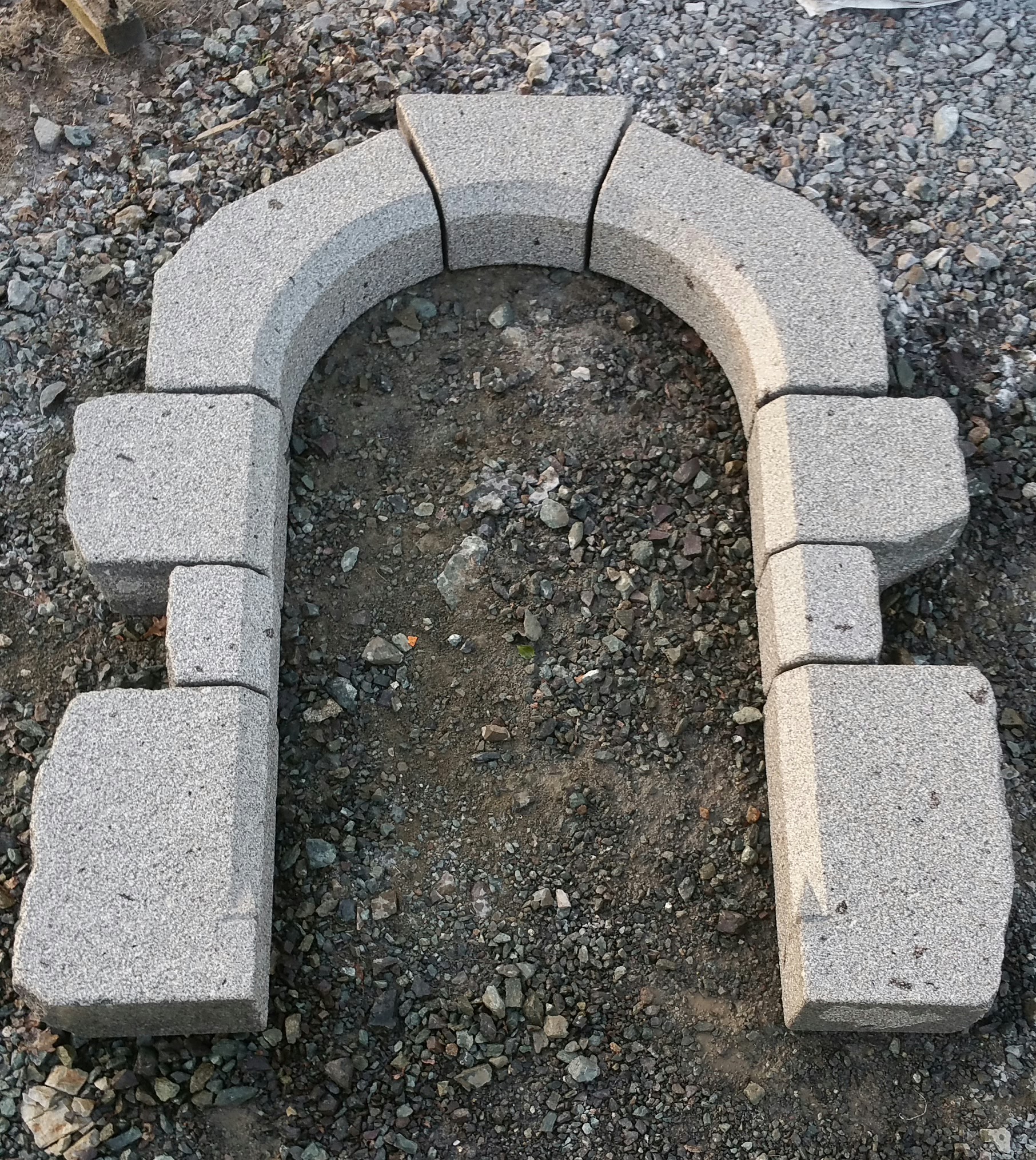 encadrement granit gris plein cintre  