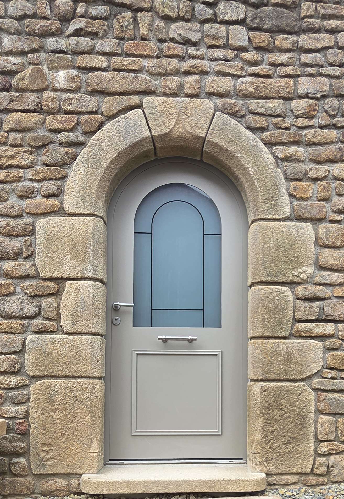 Porte granit arc plein cintre  bouchardé vieilli 