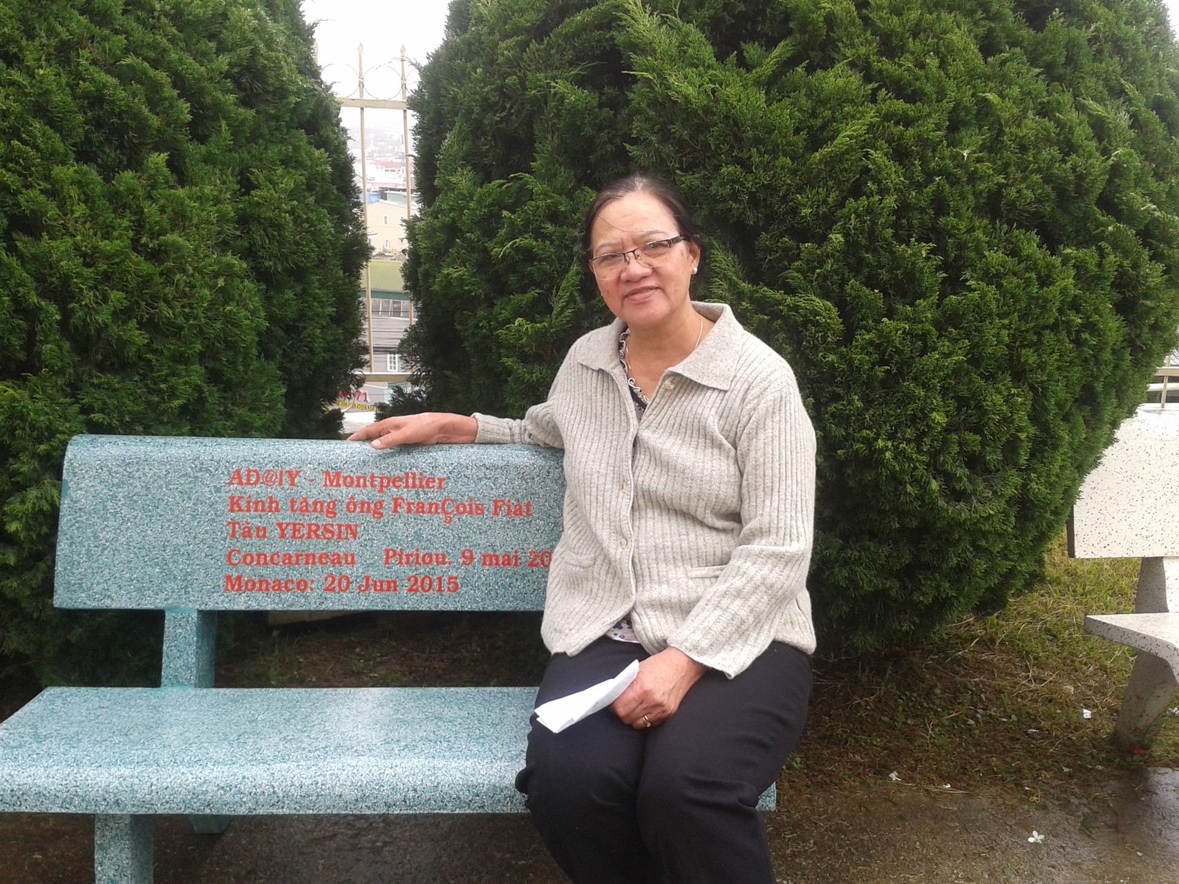 Pose d'un banc à Da Lat en reconnaissance à François Fiat pour son projet faisant honneur à Yersin - 20 Juin