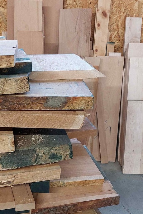 Massivholz bietet hochwertige, langlebige Möbel mit natürlicher Ausstrahlung. Entdecken Sie Beispiele für Esstische, Betten oder Regale aus Massivholz.