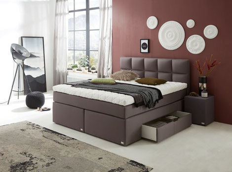 Es gibt viele Möglichkeiten, wie Sie Ihr Bett in einem schönen Grauton gestalten können