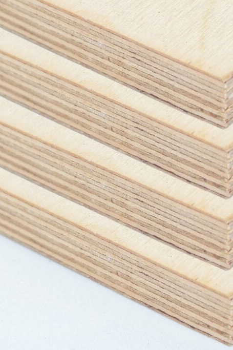 Multiplex-Holz überzeugt im Möbelbau mit hoher Stabilität, attraktiver Optik und Nachhaltigkeit. Entdecken Sie Beispiele für Möbel aus Multiplex-Holz.