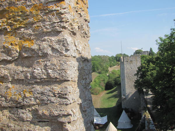 Ringmauer in Visby mit Zeltlager zur Mittelalterwoche