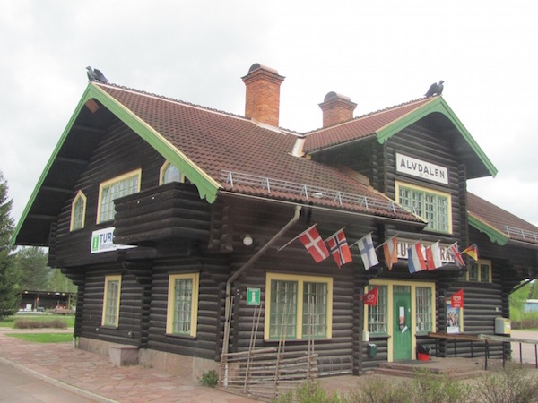 Das Touristoffice in Älvdalen, Dalarna, Schweden, Bloghaus mit Länderflaggen