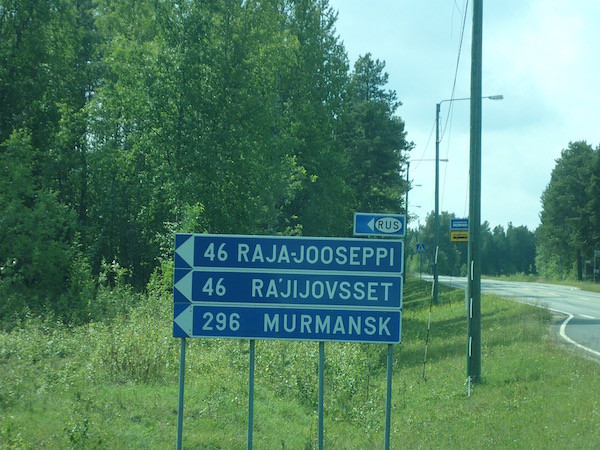 Straßenschild im finnischen Teil Lapplands