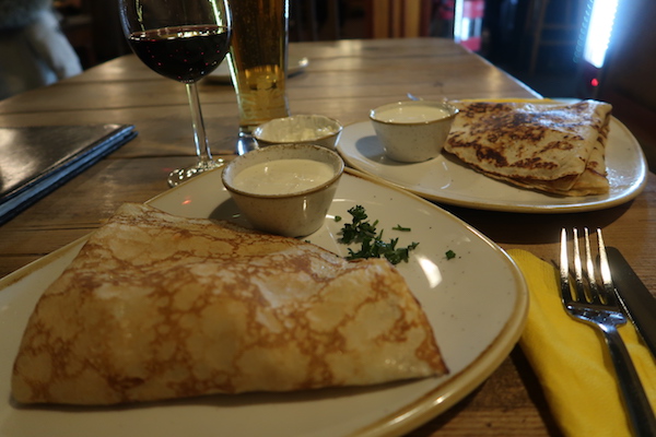 Essen im Pfannkuchenhaus Kompressor in Tallinn