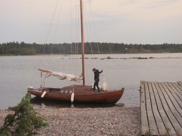 Helle Nächte in Schweden, Frau auf dem Segelboot aus Holz