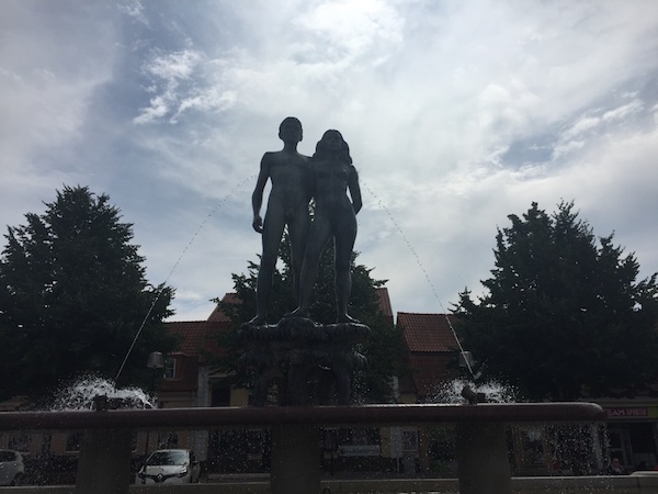 Mann und Frau Statue mit Brunnen, Sölvesborg
