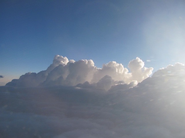 Wolken, vom Flugzeug aus und von der Sonne angestrahlt