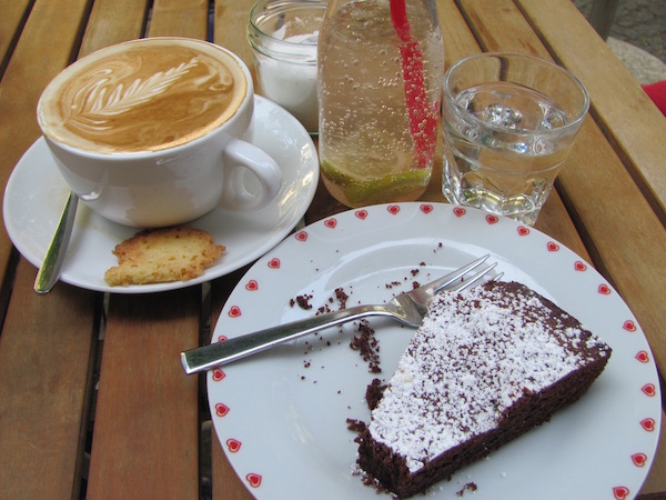 Café Stockholm in Berlin: Milchkaffee, frische Limo und Kladdkaka (matschiger Schokoladenkuchen)