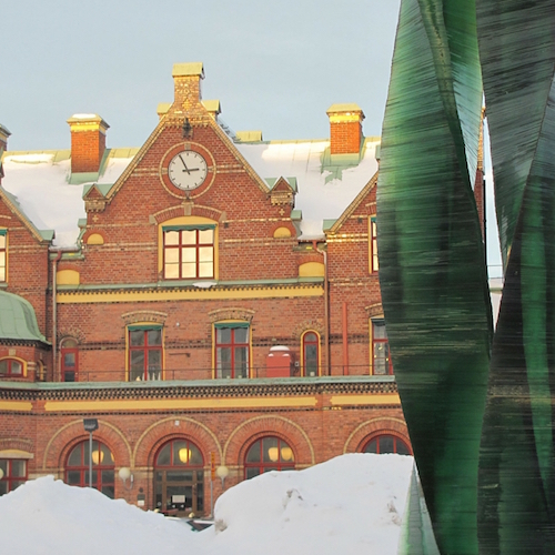 Bahnhof Umeå, mit Schnee und Seegras-Statue. Blogpost: Kleiner Umeå Guide mit for free Tipps