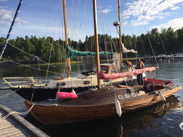 Alte Kitsch und Holzsegelboot auf Norrbyskär