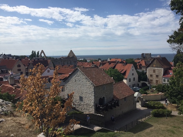 Ausblick auf die Stadt Visby und das Meer auf Gotland in Schweden