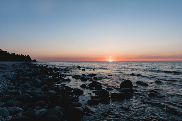 Sonnenaufgang am Meer beim Trollskogen (im Norden von Öland, Schweden)