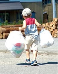 上勝町の小さな子供達だって、町内唯一のゴミ集積場にゴミを運びます