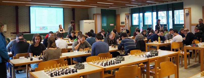 Denken im Hörsaal ist Alltag, denken im Hörsaal beim Schach allerdings nicht!                                           (Quelle: JKU-Organisationsteam/Bericht www.schach.at)