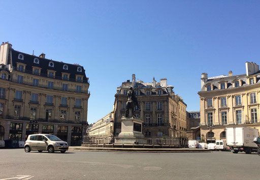 Place des Victoires,  border between Paris 75001 and 75002