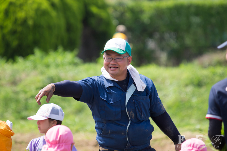 子どもたちに田植えの指導をするあぐり倶楽部の馬場さん