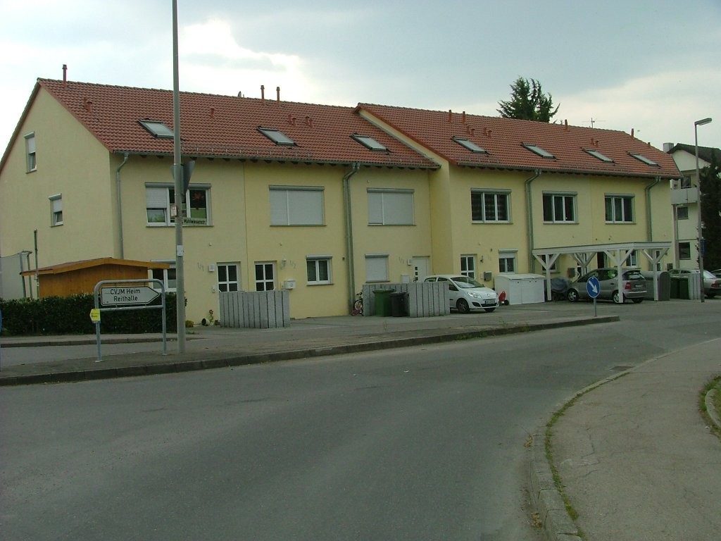 Biegen Sie nun rechts ab in die Mühlwiesenstraße, der Sie bis zum Ortsende folgen und dort links über die Bahngleise fahren.