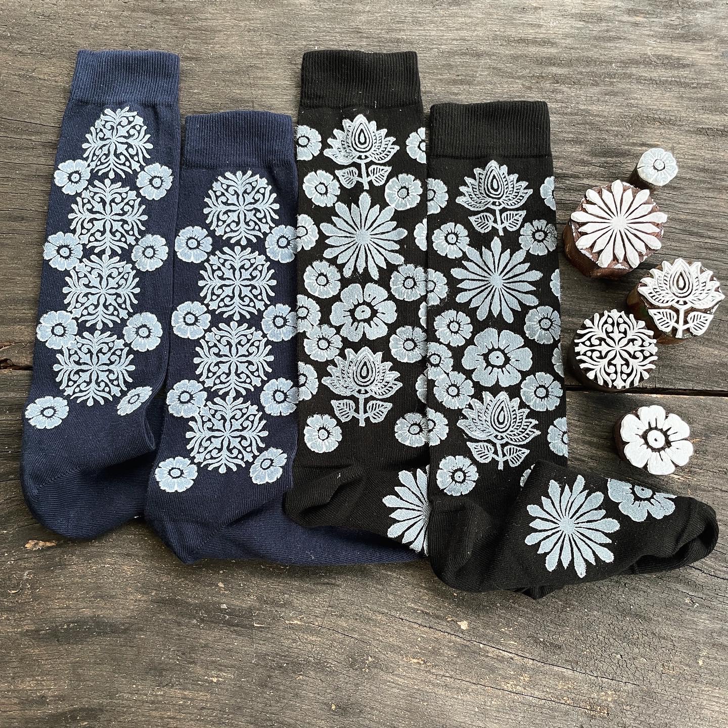 Handbedruckte Socken mit Blockprint-Stempeln.