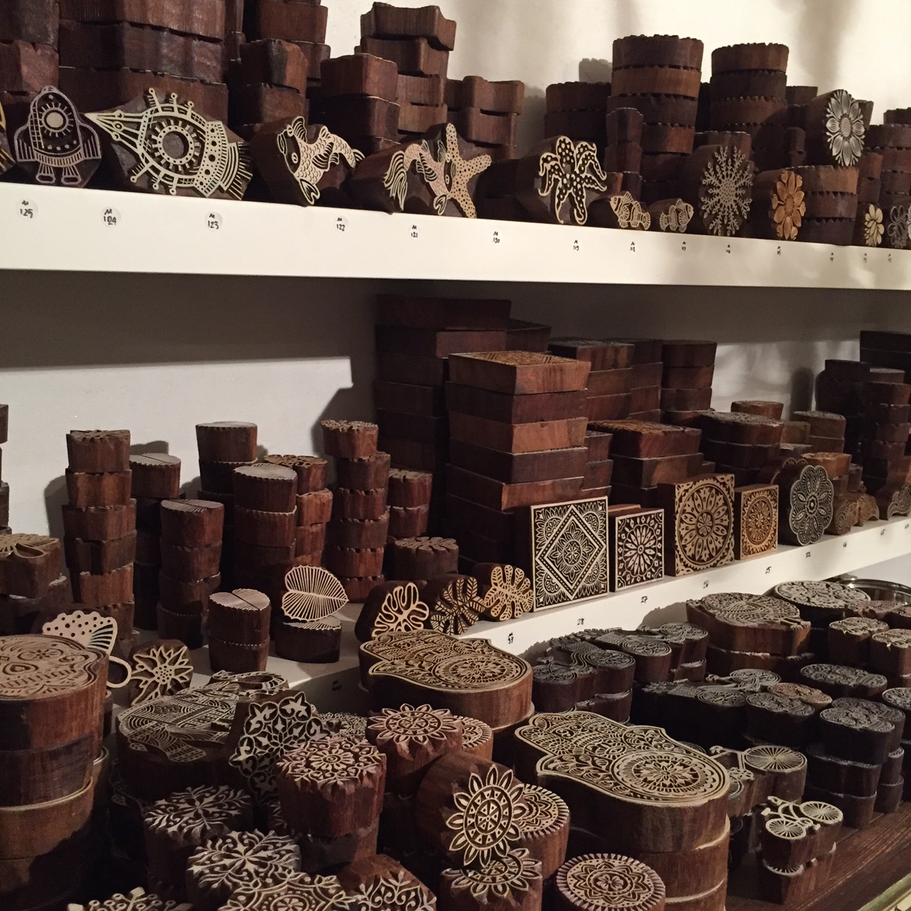 Grosse Auswahl an über 200 verschiedenen indischen Holzstempel im Laden Wädenswil