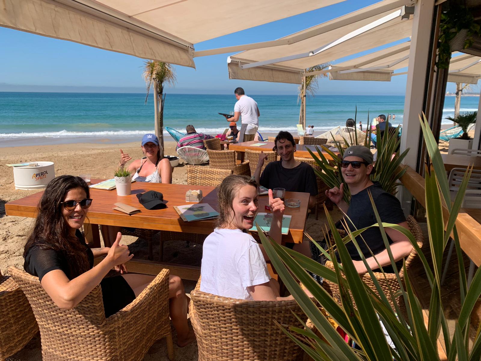 Surfer an der Beach Bar