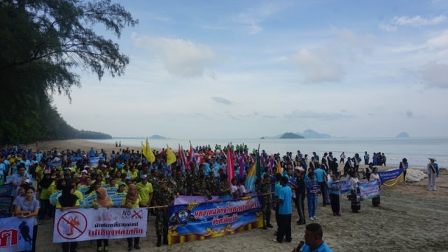 IOI THAILAND: 500 participants took part in a beach clean-up in collaboration with the Trang Province local administrative organisation. Photo credit: IOI Thailand