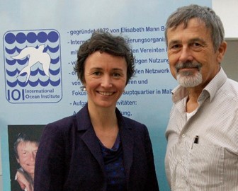 Anna-Katharina Hornidge (L) taking over the position as director of IOI Germany from Werner Ekau (R). Photo Credit: A. Daschner