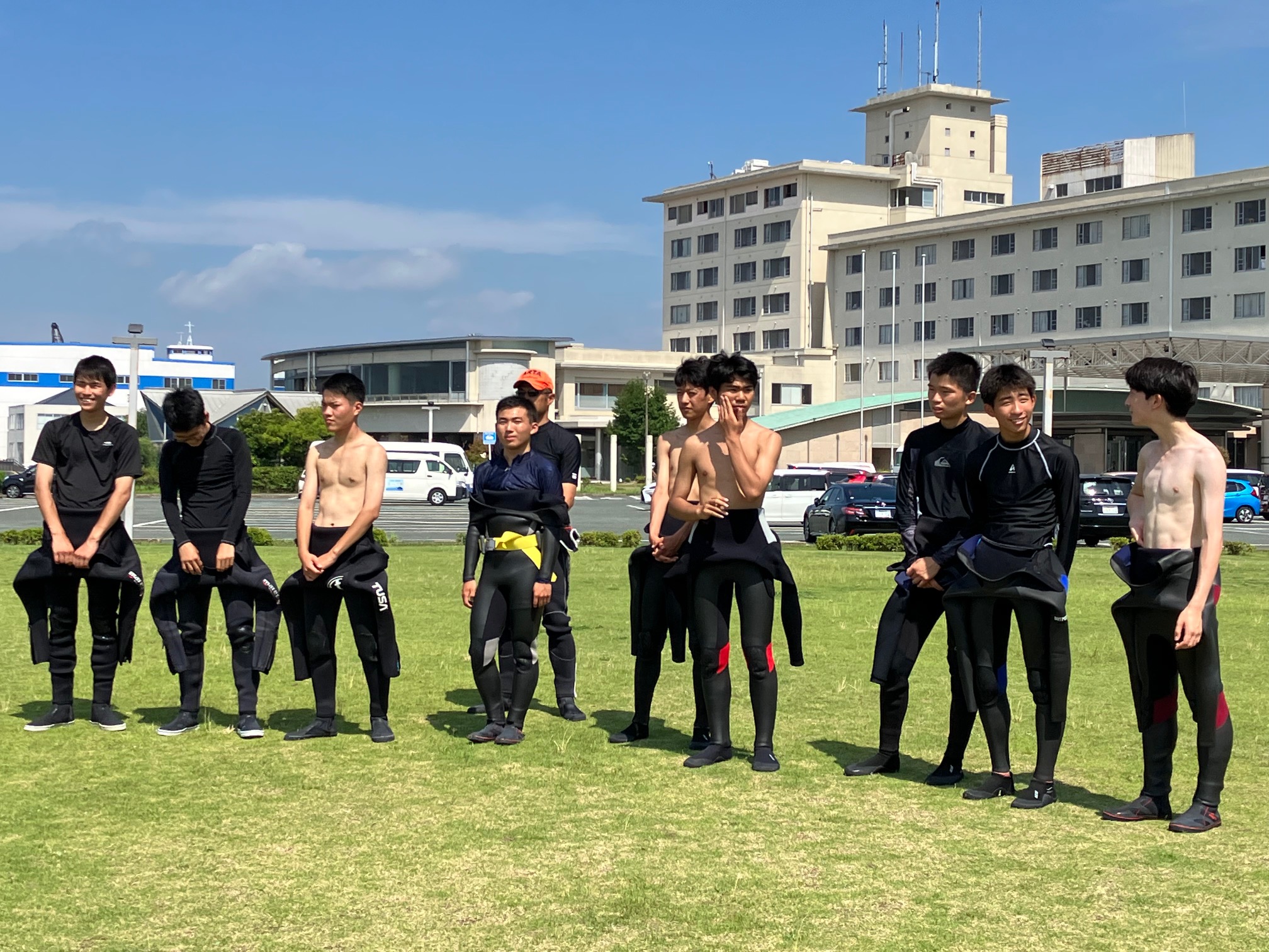 Students of Miya Marine Highschool in Gamaatori who dived to perform the seabed cleaning