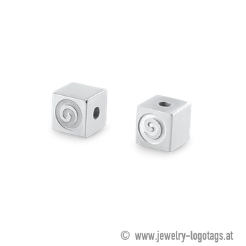 Cube en métal avec logo gravé pour bijoux.