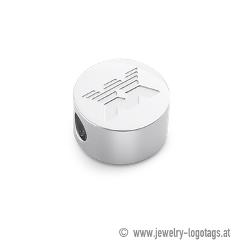 Pendentif logo en or avec logo gravé.