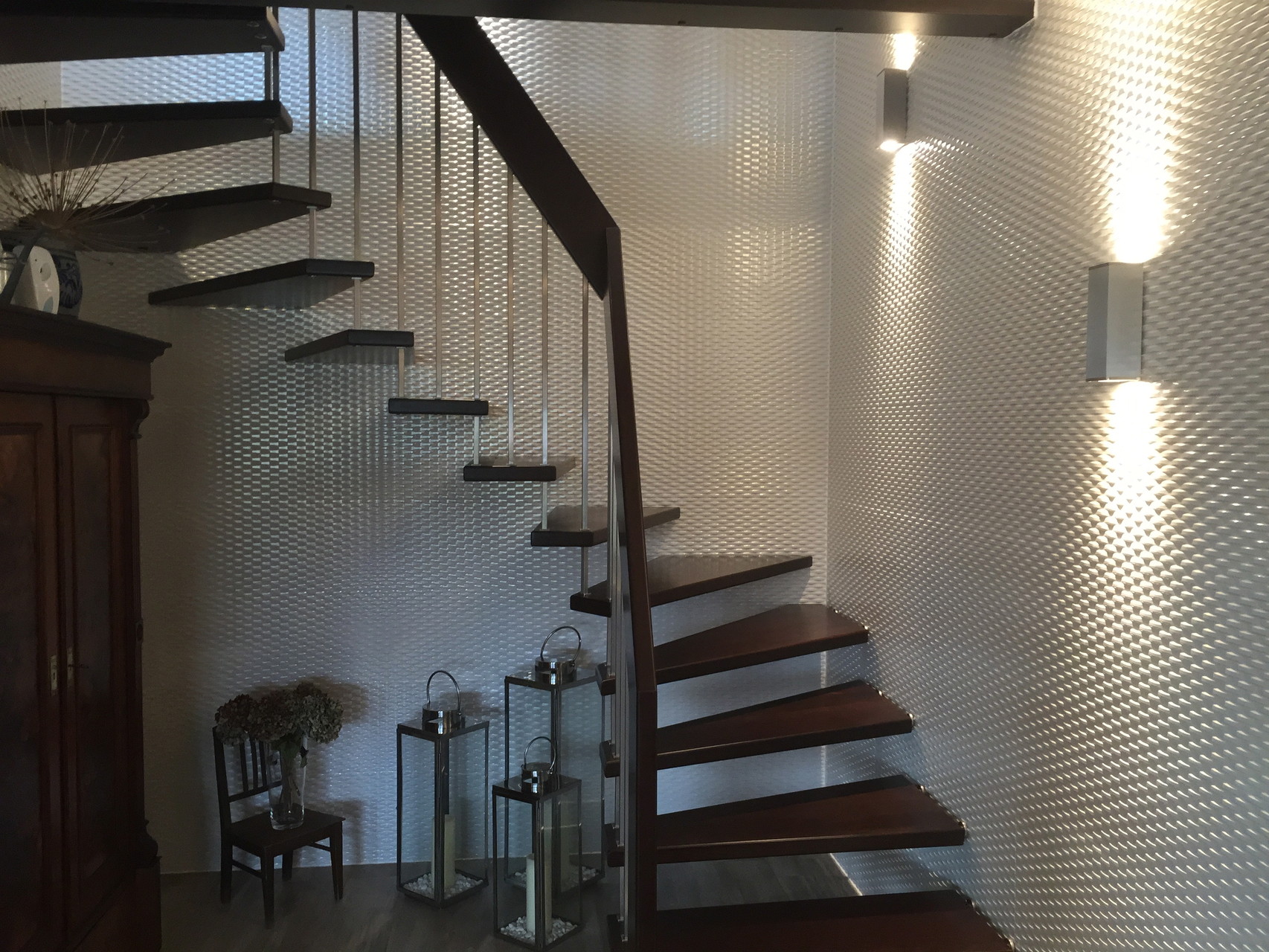Modernes Treppenhaus mit 3D Fliesen an den Wänden