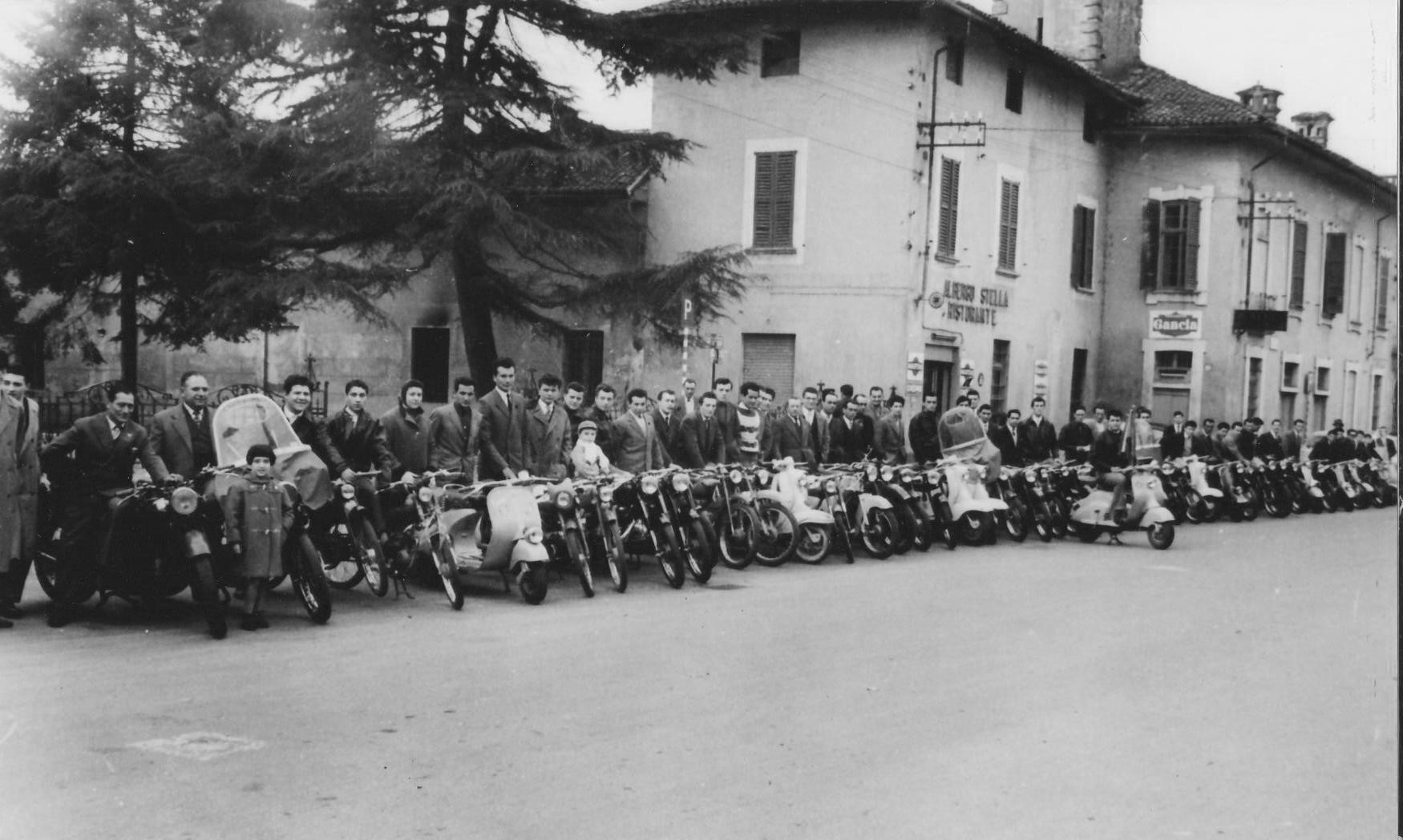 1957 foto Raduno Motociclistico piazza dante