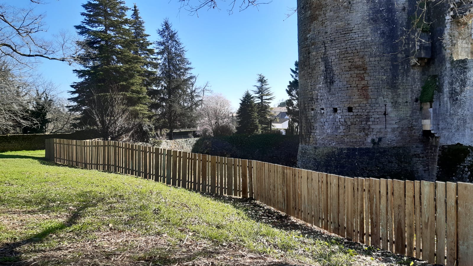 Construction de clôture, château de Villandraut