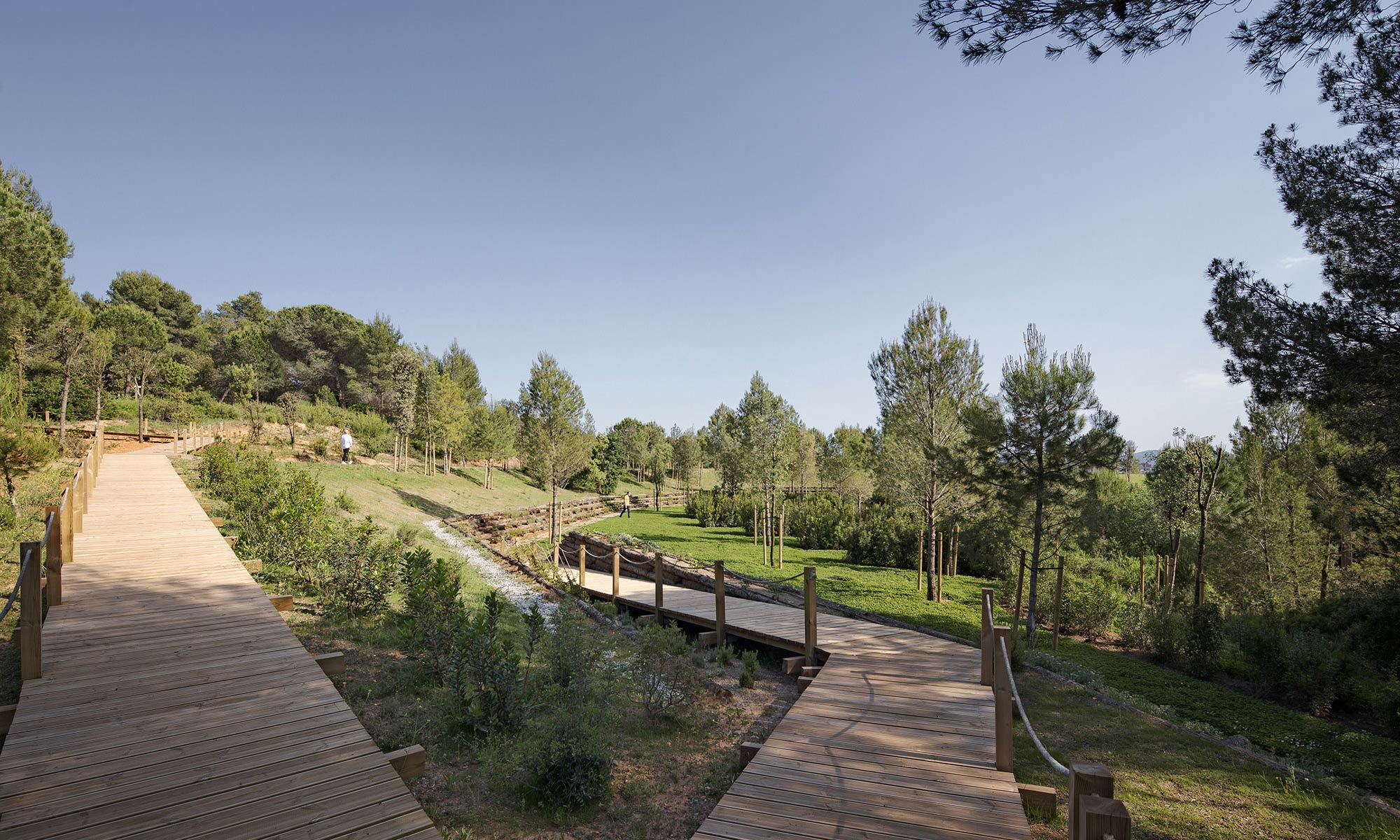 Roques Blanques begraafplaats in het natuurpark Collserola bij Barcelona. Battle i Roig ontwierp in het zuidelijke deel een groen terras. Daarin worden ‘organische urnen’ geplaatst. Die vergaan uiteindelijk om plaats te maken voor nieuwe plantensoorten. 