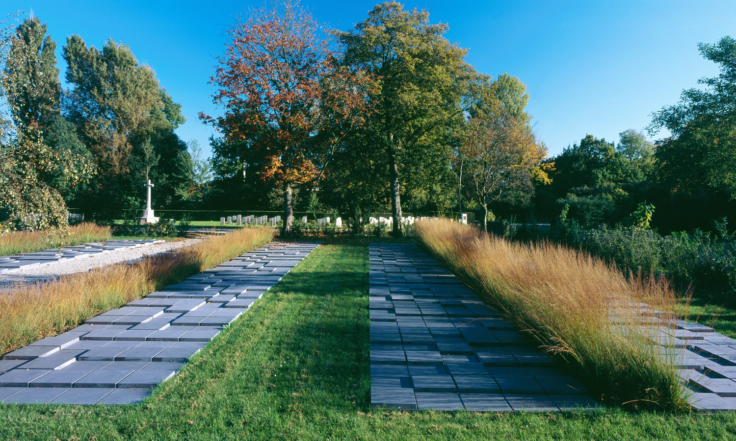 Op De Nieuwe Ooster in Amsterdam komen de romantische parkstijl van Leonard Springer en de moderne uitbreiding van Karres en Brands samen. Het oude deel is gebaseerd op hiërarchie, de uitbreiding op de gedachte dat iedereen anders is, maar wel gelijk.