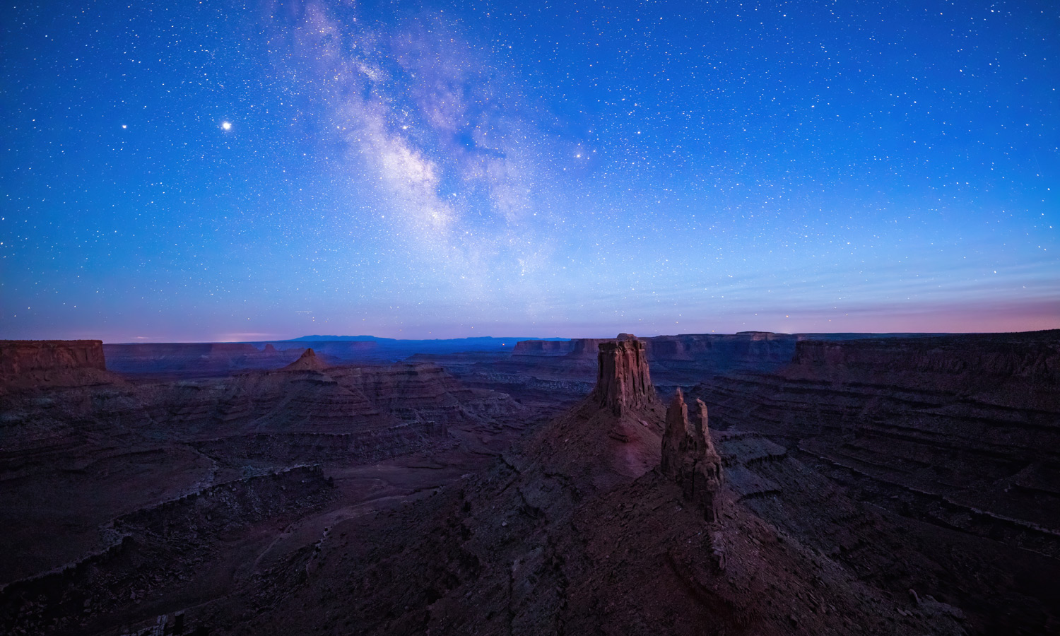 Tijdens het zogenoemde 'blauwe uur' – als de zon 12 tot 18 graden onder de horizon staat – staan de sterren tegen achtergrond van een helblauwe lucht. Hier boven Marlboro Point in Utah. Foto: Bettymaya Foott