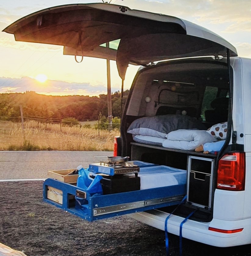 eine Campingbox für den VW T5 / T6 / T6.1 Caravelle - TRAVEL-SLEEP-BOX