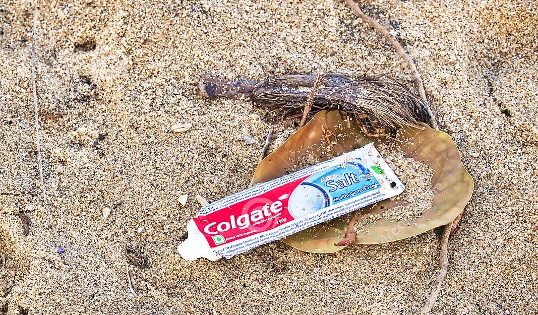 Tube de dentifrice en plastique: une catastrophe écologique !