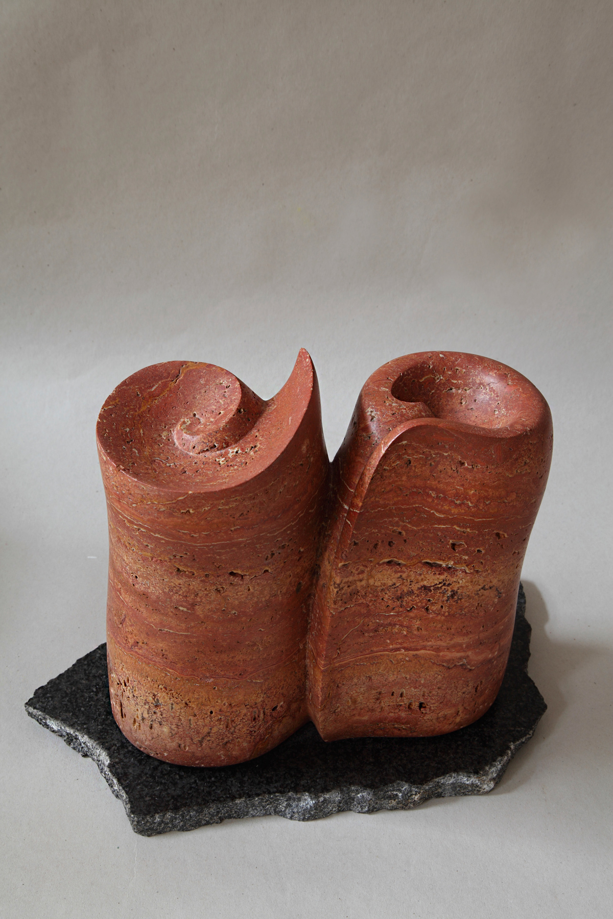Ohne Titel. Roter Travertin. 2005. Privatbesitz